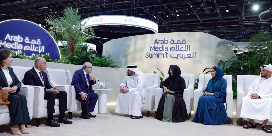 أحمد بن محمد يلتقي رئيس مجلس الوزراء اللبناني على هامش قمة الإعلام العربي في دبي