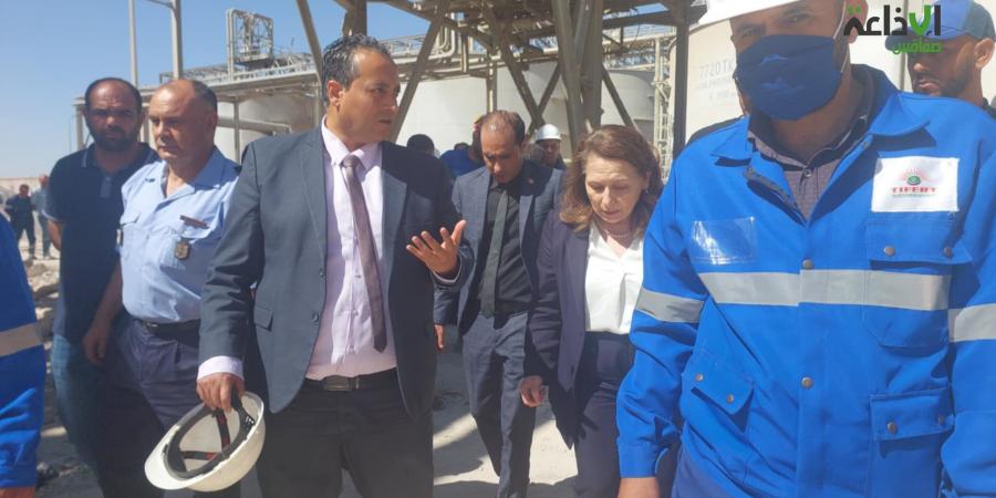 وزيرة الصناعة تتعهد بفتح تحقيق في نشوب حريق بوحدة التبريد بشركة تيفارت