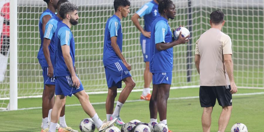 «الأبيض» كامل العدد استعداداً لمواجهة أوزبكستان