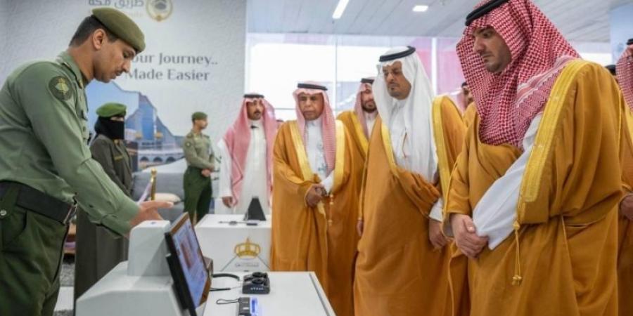 الأمير عبدالعزيز بن سعود يزور صالة مبادرة طريق مكة في مطار الملك عبدالعزيز الدولي بجدة