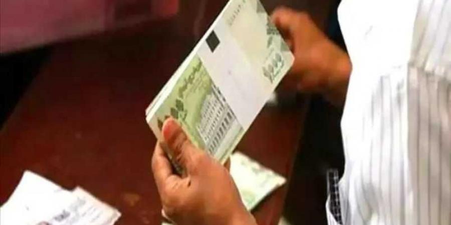 الحوثيون يصرفون نصف راتب للموظفين.. والحكومة الشرعية تعلن صرف راتبين قبل العيد