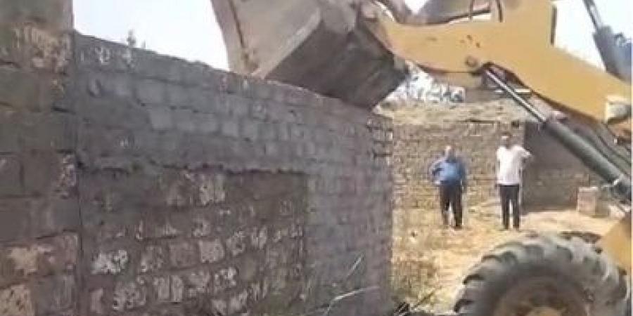 إزالة 14 حالة تعدي واسترداد 4042 متر مبانى بالشرقية