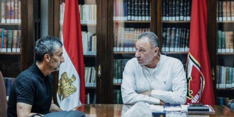 الخطيب يجتمع مع الجهاز الفني الجديد لفريق الكرة بالأهلي