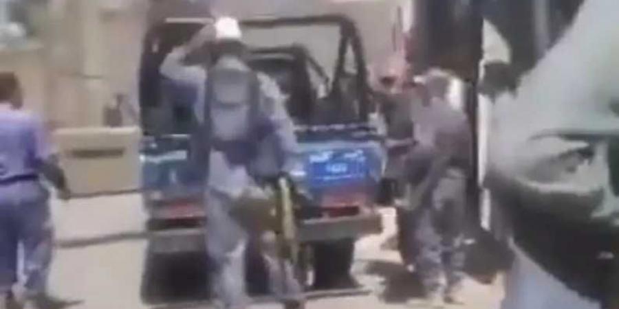 شاهد .. مسلحون حوثيون يعتدون بالضرب على عامل مدني ويعتقلونه في إب (فيديو)