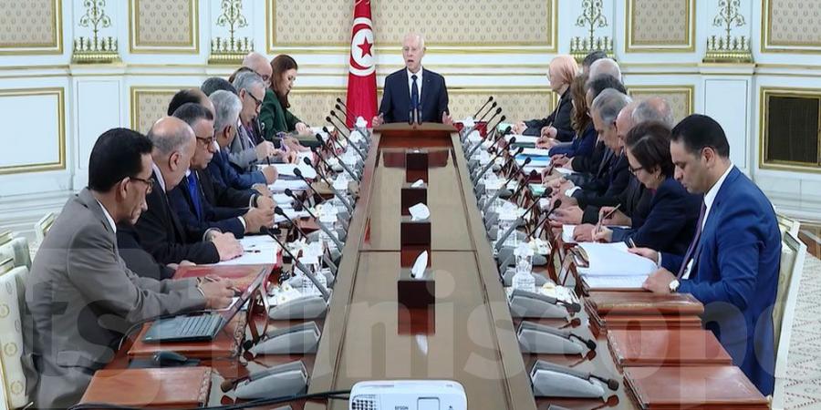 قيس سعيد يدعو إلى التقليص من عدد المؤسسات التي استنزفت أموال المجموعة الوطنية