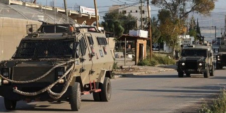 الاحتلال يواصل حملات المداهمة والاعتقال في الضفة الغربية ويصدم حافلة حجاج في جنين