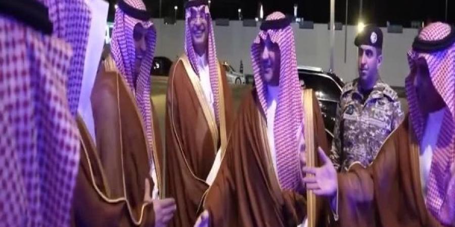 وزير الداخلية يتفقد مركز العمليات الإعلامي الموحد لموسم الحج التابع لوزارة الإعلام