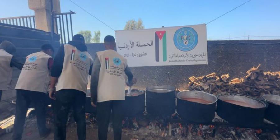 الحملة الأردنية والخيرية الهاشمية توزعان آلاف الوجبات الساخنة في غزة رغم الحصار