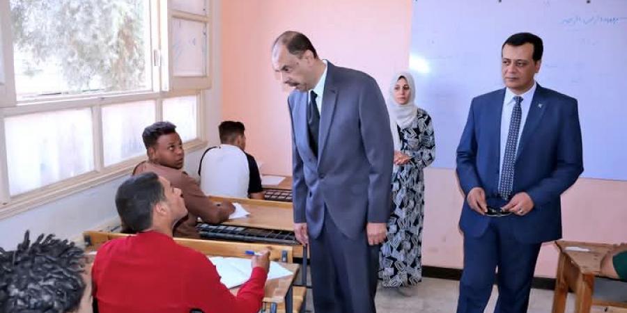 محافظ سوهاج يتفقد سير امتحانات الدبلومات الفنية والشهادة الإعدادي