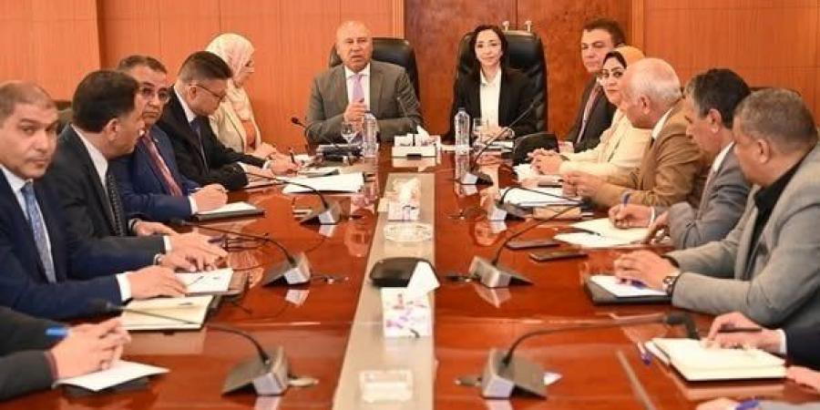 وزير الصناعة يبحث مع محافظ ومستثمري البحيرة تحديات المناطق الصناعية بالمحافظة
