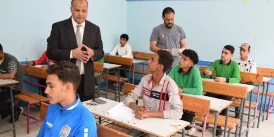 مدير تعليم بورسعيد يتابع سير امتحان اللغة الانجليزية للشهادة الإعدادية