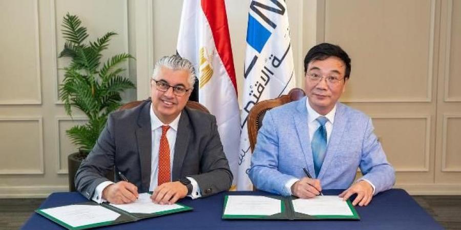 رئيس اقتصادية قناة السويس يوقع عقد "كومفلى هونج كونج" الصينية