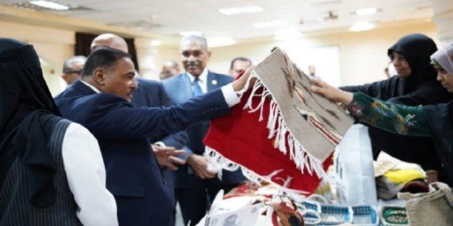 محافظ مطروح يكرم مسؤولي المرأة بمركز التنمية المستدامة