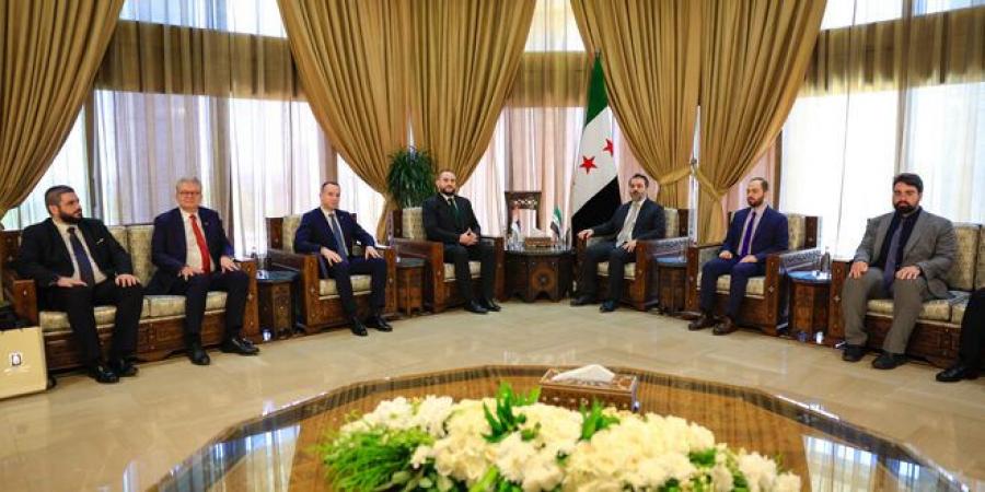 وزير الخارجية يلتقي وفداً من الجمهورية الصربية