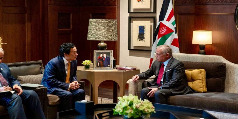 الملك يستقبل وفد منظمة (الفاو) ويتسلم ميدالية أجريكولا