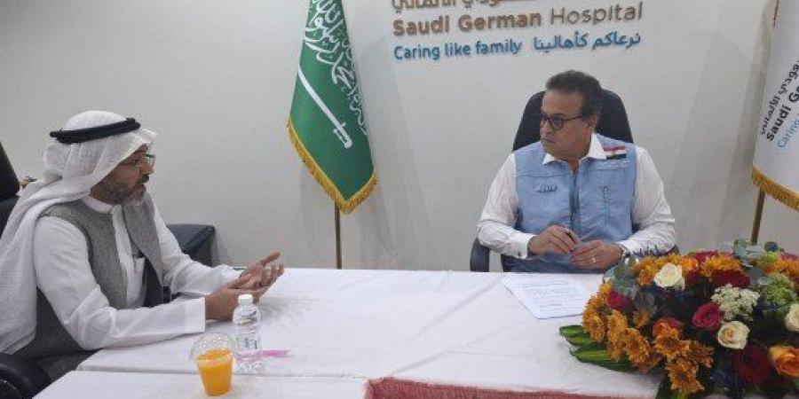 وزير الصحة المصري يعقد اجتماعًا عاجلًا مع رئيس بعثة الحج الطبية فور وصوله إلى الأراضي المقدسة
