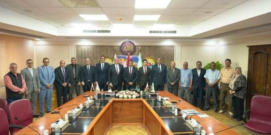 جهاز تنمية المشروعات يبحث دعم أصحاب المشروعات الصغيرة بمطروح