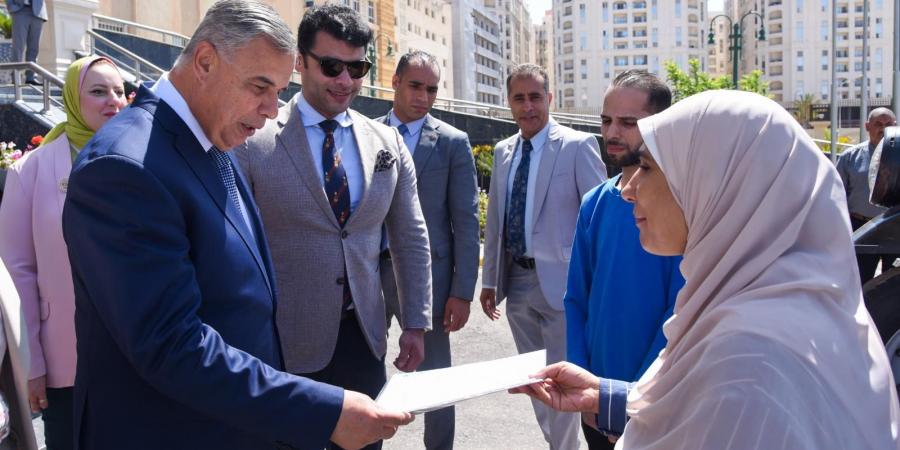 "خالد"يسلم مواطنة توك توك هديةويوجّه بمنح مركبتها للسائق الشجاع 