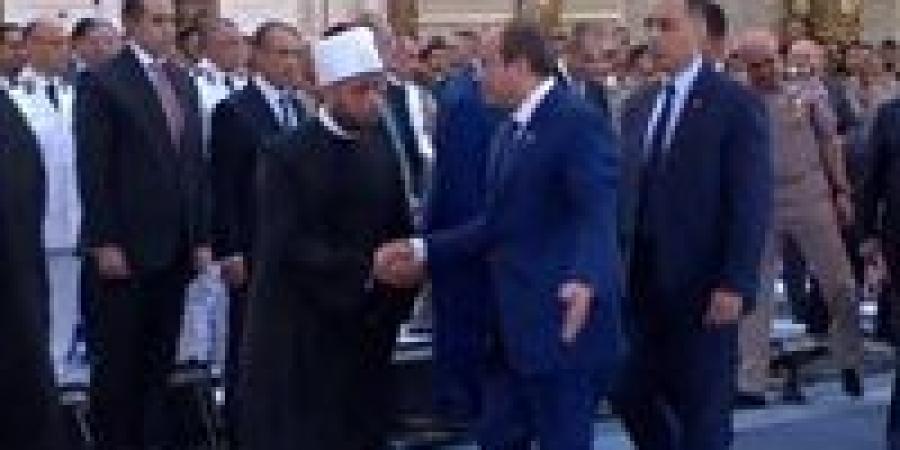 الرئيس السيسي يغادر مسجد مصر الكبير بعد أداء صلاة عيد الأضحى 2025