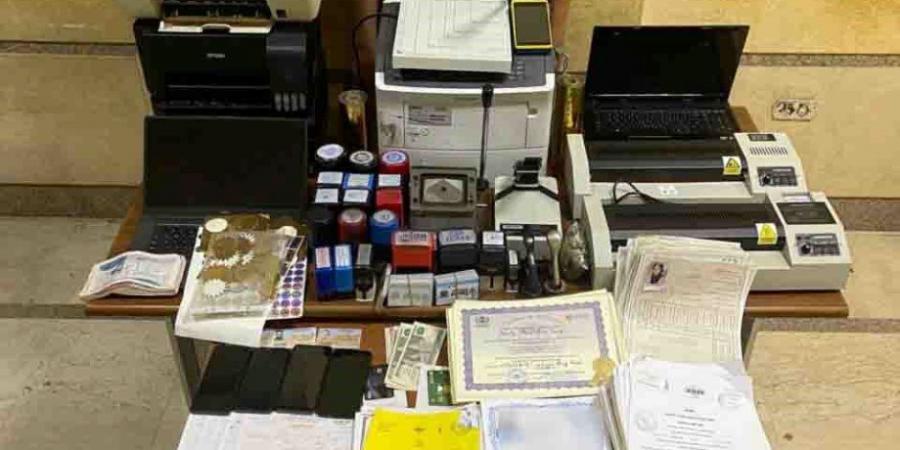 القبض على شخص فى الإسكندرية تخصص فى تزوير المحررات الرسمية