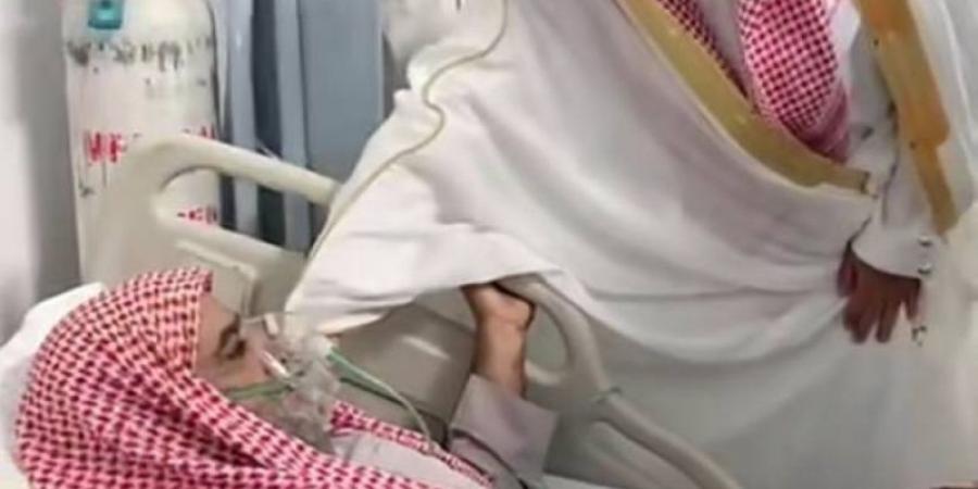 محافظ الخرمة يزور المرضى المنومين ويهنئهم بالعيد