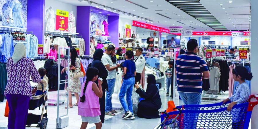 تخفيضات اللحظة الأخيرة تزيد الإقبال على مراكز التسوق عشية العيد