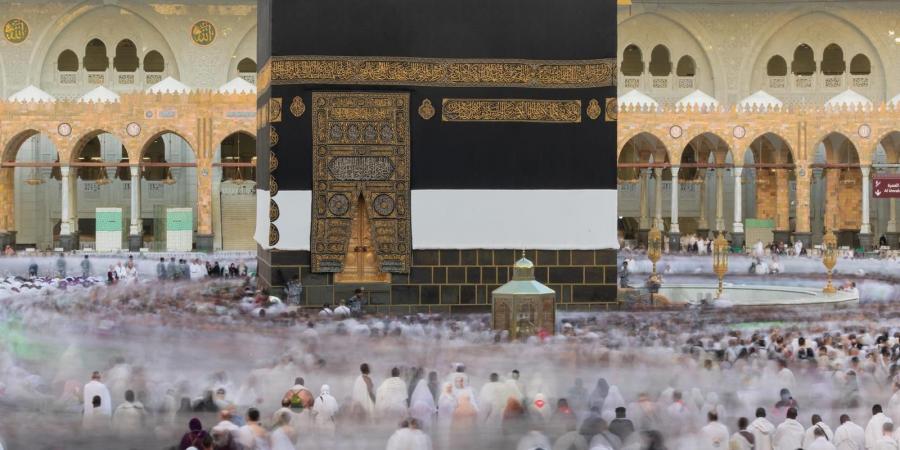 حجاج بيت الله الحرام يؤدون طواف الإفاضة في أجواء إيمانية