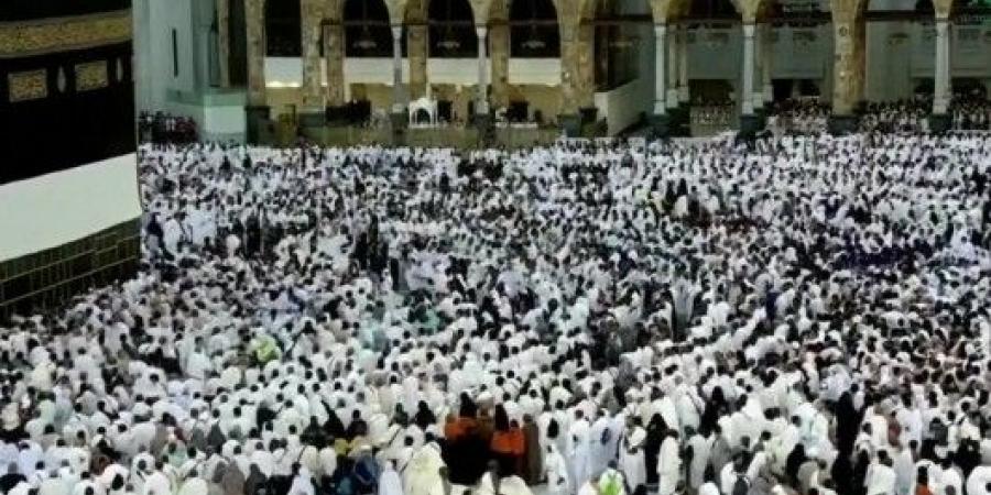 في أجواء روحانية… الحجاج يحتفلون بعيد الأضحى ويؤدون رمي الجمرات بمِنى”