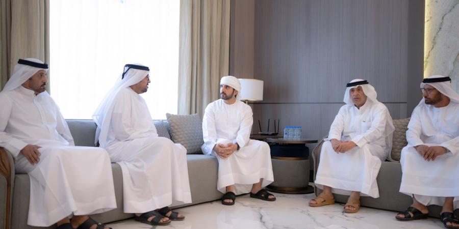 حمدان بن محمد يقدم واجب العزاء في وفاة والدة راشد ثاني المطروشي