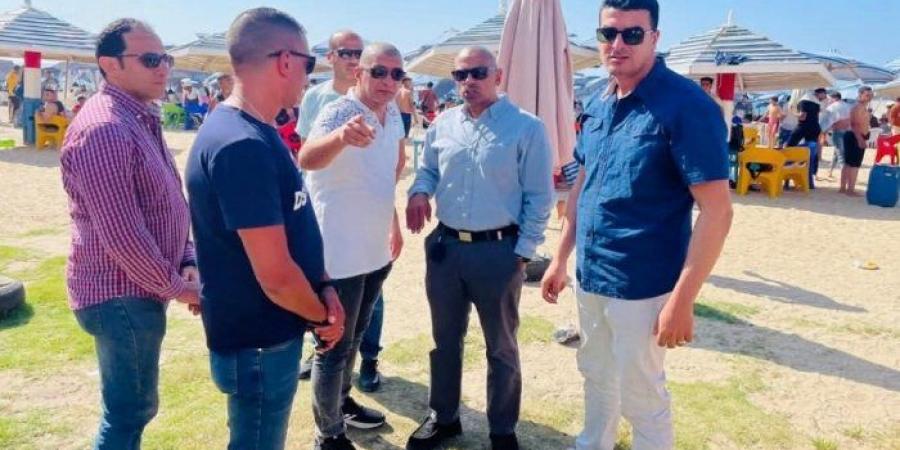 رئيس مصايف الإسكندرية يجري جولة ميدانية بالشواطئ لمنع استغلال المصطافين
