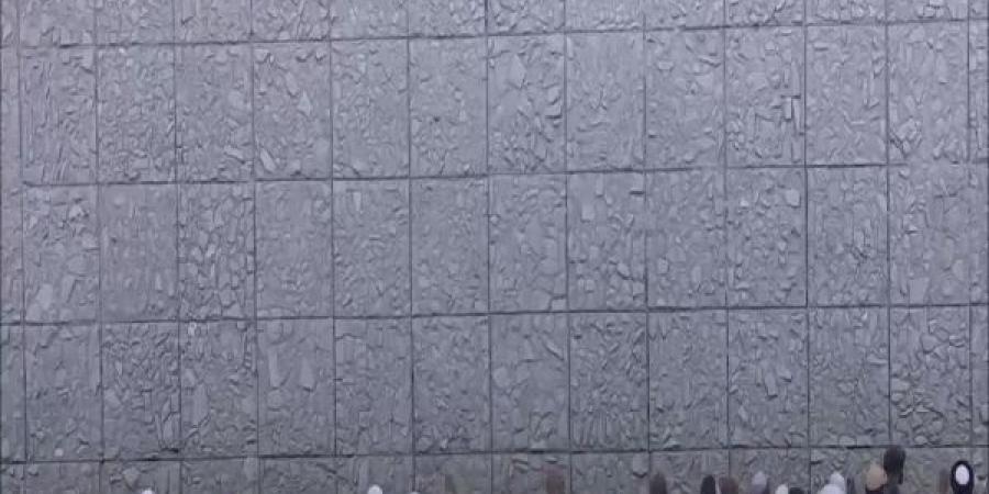 حجاج بيت الله الحرام يرمون الجمرات الثلاث في أول أيام التشريق