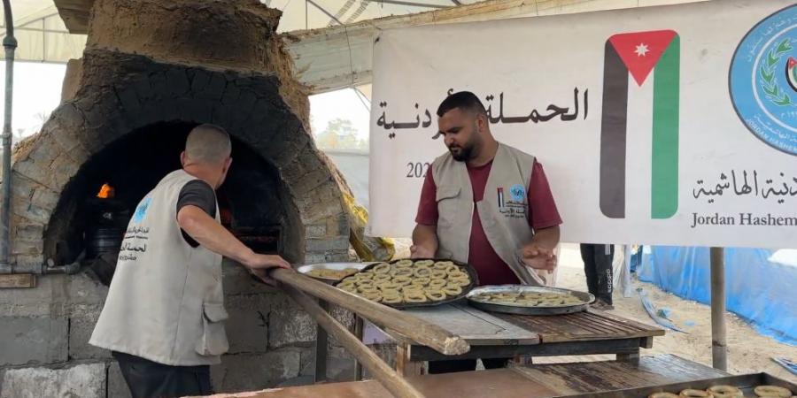 الحملة الأردنية والهيئة الخيرية توزّعان كعك العيد جنوب خان يونس