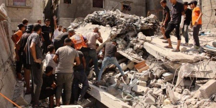 استشهاد 15 فلسطينيا وإصابة 50 آخرين جراء قصف الاحتلال لمنزل بحي الصبرة بغزة
