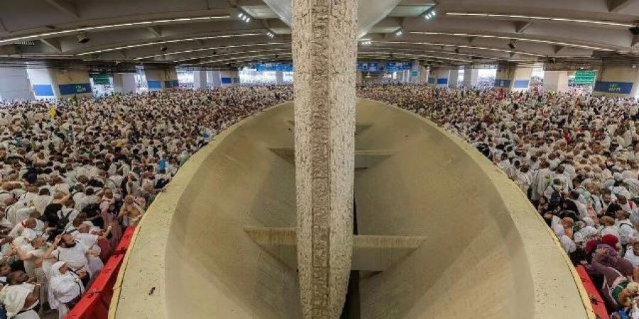 حجاج القرعة يواصلون رمي الجمرات خلال أيام التشريق