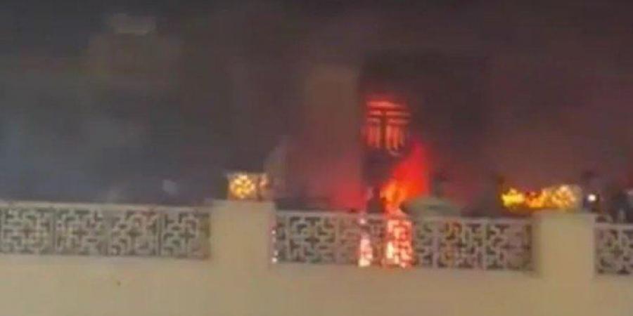 حريق ضخم في السوق القديم بمدينة بندر عباس جنوب إيران (فيديو)