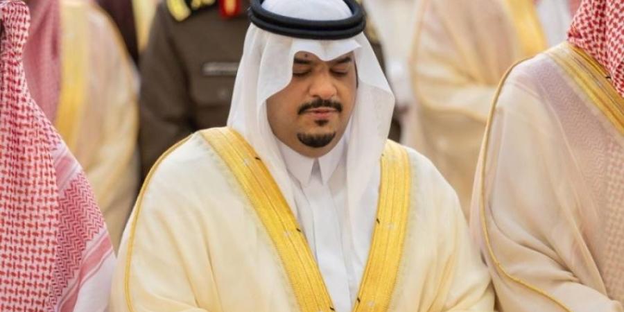 نائب أمير الرياض يؤدي صلاة الميت على عبدالله القحطاني
