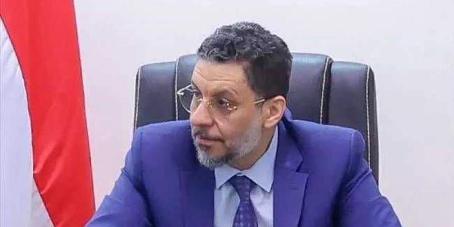 صحفي يهاجم رئيس الوزراء السابق أحمد بن مبارك ويتهمه بـ”الكفاءة الكيدية” في تعطيل مؤسسات الدولة
