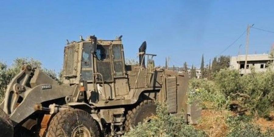 العدو الإسرائيلي يخرّب الأراضي الزراعية ويواصل التضييق على الفلسطينيين بالضفة المحتلة