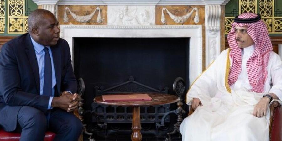 وزير خارجية السعودية بحث مع نظيره البريطاني بالمستجدات بالمنطقة والجهود المبذولة بشأنها