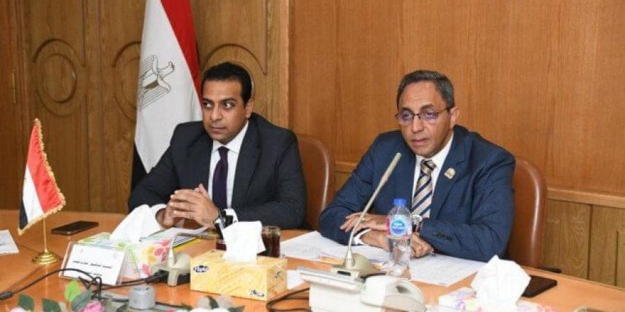 محافظ قنا يناقش تحديات القطاع الصحي ويضع آليات للنهوض بالخدمات الطبية