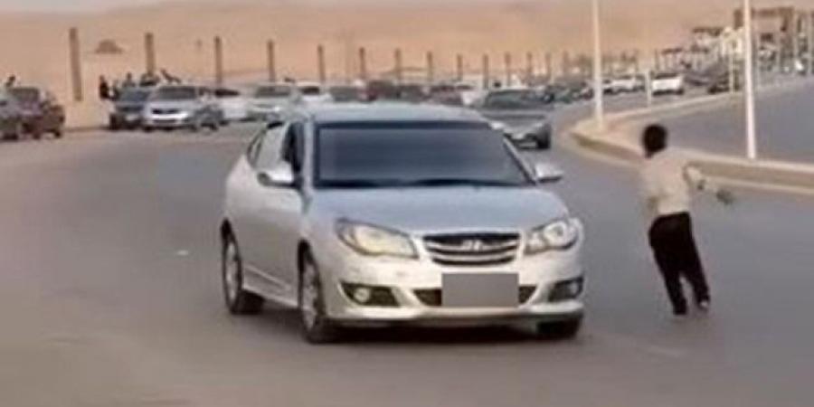 الداخلية تكشف ملابسات فيديو لطالب يلهو بمنتصف أحد المحاور بالمقطم
