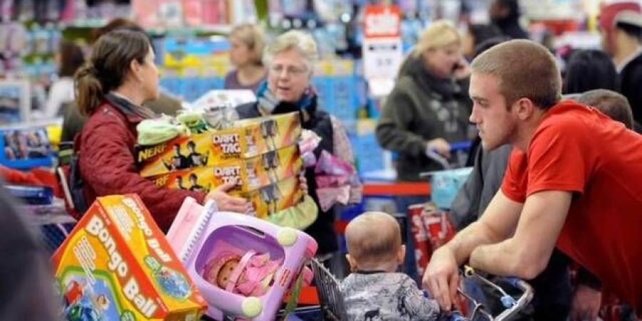 تحسن ثقة المستهلكين الأمريكيين لأول مرة في 6 أشهر