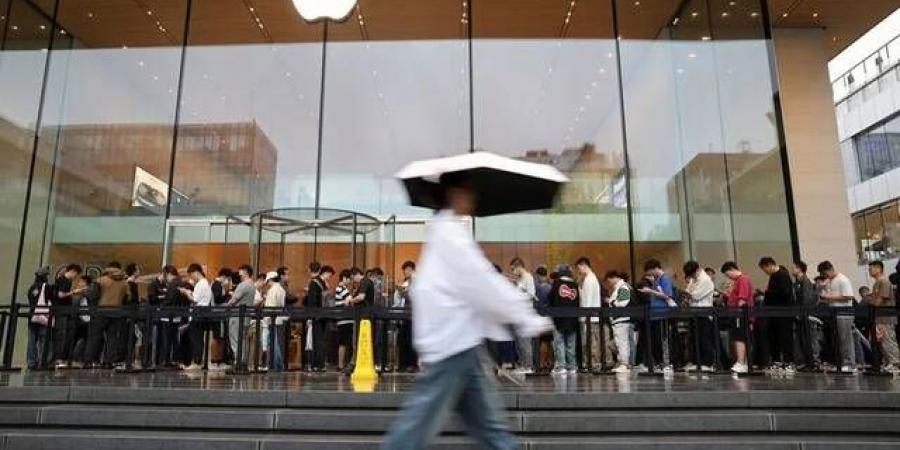 مبيعات هواتف آيفون تحتل المركز الأول بالسوق الصينية
