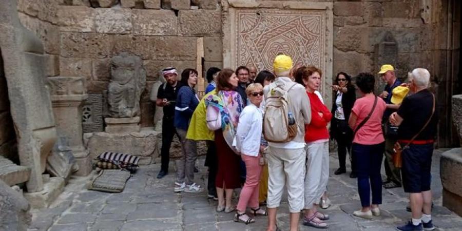 مجموعات سياحية من الولايات المتحدة وأوروبا تزور مدينة بصرى الشام 