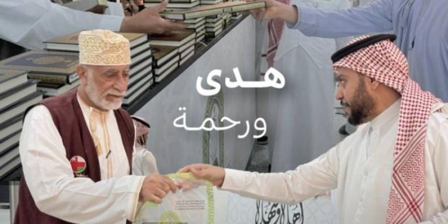 الشؤون الإسلامية تواصل توزيع هدية خادم الحرمين في مطاري المدينة وينبع
