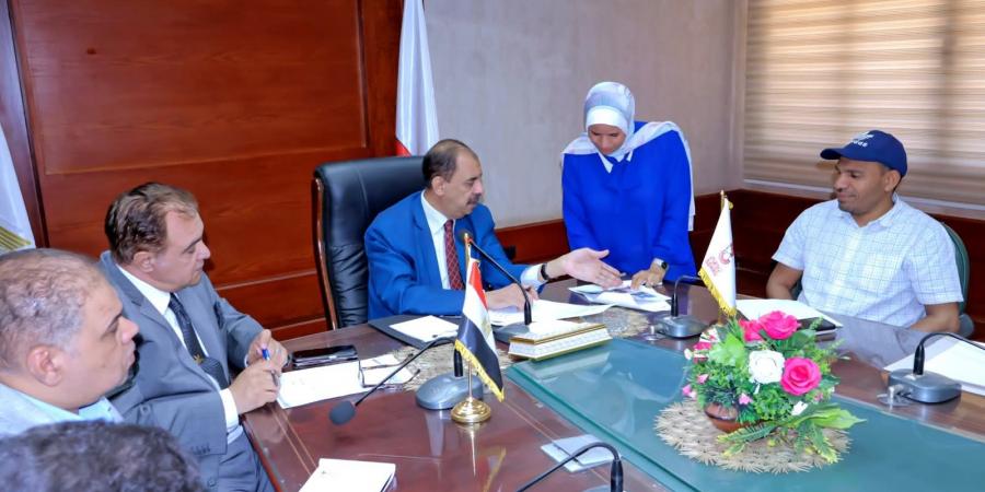 محافظ سوهاج يعقد اجتماعًا لوضع خطط تشغيل الأسواق الحضرية الجديدة