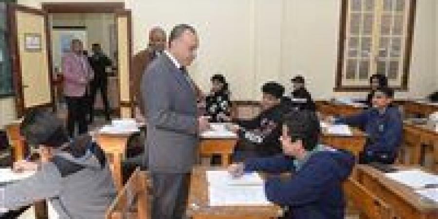 محافظ أسيوط يتفقد لجان الثانوية العامة في أول أيام الامتحانات