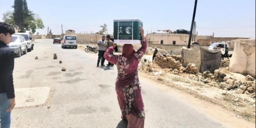 مركز الملك سلمان للإغاثة يوزع (2.020) سلة غذائية في حلب بسوريا