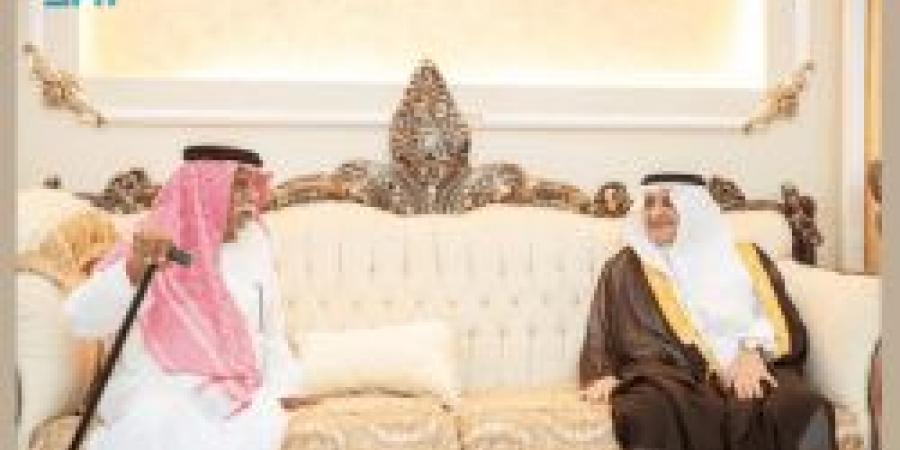 أمير منطقة تبوك يقدم واجب العزاء في وفاة سالم الضيوفي