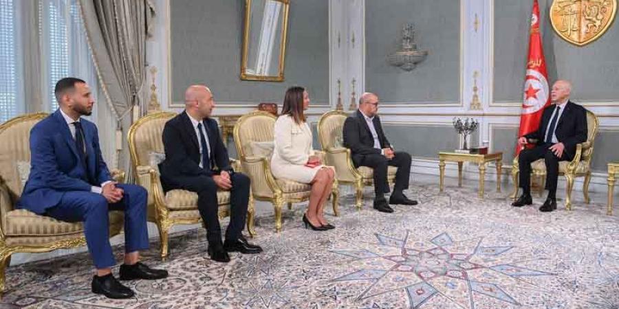 الرئيس خلال استقباله تونسيين مقيمين بسويسرا ساهموا في دعم النقل العمومي... تونس لا تقبل إلا بما يحفظ كرامتها